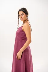 Vestido largo magenta de lino, con tirantes finos y escote en V.