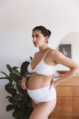 Bombacha maternal blanca de tiro alto con doble tela en el frente para mayor sujeción.