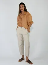 Pantalon de lino color mostaza con bolsillos laterales, tiro medio y corte recto.
