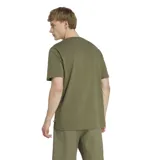Remera verde oliva Adidas con cuello redondo y mangas cortas. Presenta un estampado frontal con líneas onduladas y el logo clásico de la marca.