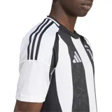 Camiseta de fútbol Adidas del Juventus F.C., modelo Home Jersey temporada 24/25. Diseño a rayas verticales blancas y negras con detalles en blanco en cuello, mangas y hombros.