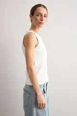 Top sin mangas de tejido canalé, con cuello redondo y ajuste al cuerpo.