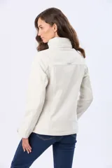 Campera de neopreno en color blanco hueso, con cierre frontal y botones a presión. Presenta cuello alto, mangas largas y bolsillos laterales. Diseño funcional y versátil para uso diario.
