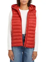 Chaleco acolchado rojo con capucha extraíble, cierre de cremallera, dos bolsillos delanteros con cremallera y logo de Tommy Hilfiger bordado en el pecho.