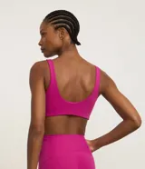 Top deportivo fucsia de microfibra, marca Get Over, con tirantes fijos y copas incorporadas.
