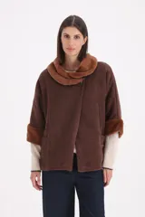 Saco de paño color marrón con cuello y puños de piel sintética al tono. Presenta un diseño de corte recto con cierre frontal de un solo botón.