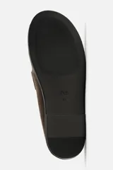 Mocasín destalonado de cuero color marrón topo con acabado serraje, antifaz en el empeine, horma redonda y suela a tono con ligero tacón.