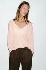 Pantalón jogger de tiro bajo color marrón, con cintura elástica ajustable con cordón, bolsillos delanteros y puños elásticos en los tobillos.