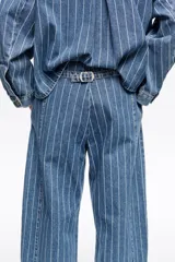 Pantalón de jean estilo balloon, color azul con diseño de rayas verticales finas en tono claro. Cuenta con tiro medio y corte amplio en las piernas.