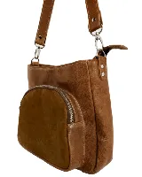 Cartera compacta de cuero color marrón, con diseño versátil y atemporal. Cuenta con un bolsillo exterior de gamuza con cierre y correa regulable con mosquetones metálicos.