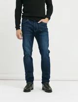 Pantalón de jean con diseño de cinco bolsillos y corte recto slim.