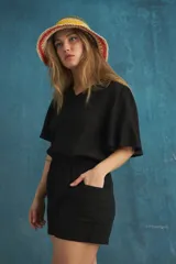 Sombrero de paja con ala ancha y cinta tejida multicolor.