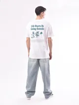 Remera blanca de algodón con cuello redondo y estampado pequeño en el pecho con la frase "Enjoy the simple pleasures".