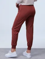 Pantalón jogger color beige, marca Zac & Rachel, con pretina ancha elastizada, lazo de ajuste, bolsillos delanteros y puños elastizados en los tobillos.