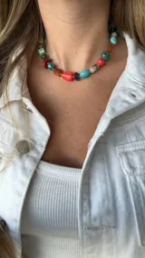 Collar corto con cuentas de colores y cadena de ajuste.