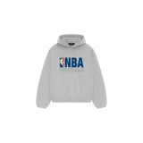 Hoodie de corte oversize en color gris melange, con capucha ajustable y diseño con el logo de la NBA Essentials estampado en el pecho.
