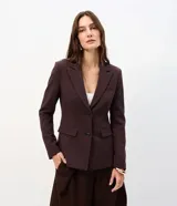 Blazer entallado de punto Roma color azul marino, de manga larga, con cuello de solapa, cierre frontal de dos botones y bolsillos con tapa.