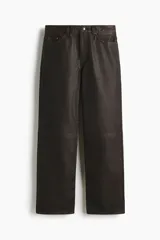 Pantalón de cinco bolsillos en tejido revestido con efecto lavado, de corte relajado y piernas rectas, con cierre de botón.
