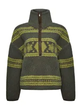 Sweater polar de cuello alto y cierre medio con detalles en cuero sintético, de color verde oscuro con estampado de patrones tradicionales en tono verde claro. Cuenta con mangas largas y diseño holgado.