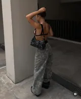 Pantalón de jean con estampado camuflado, de corte wide leg y tiro bajo. Presenta un diseño relajado y holgado, ideal para un estilo urbano.