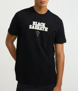 Remera negra de algodón con estampa frontal del logo de la banda de heavy metal Black Sabbath en color blanco.