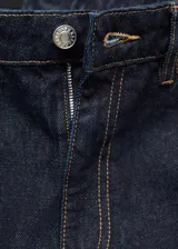 Jeans Danila de corte wide leg, tiro alto y color azul oscuro, con diseño clásico de cinco bolsillos, trabillas y cierre frontal con cremallera y botón.