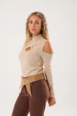 Polera beige de cuello alto con mangas largas y abertura en el pecho.