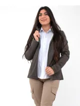 Campera marrón de neopreno con cierre frontal y bolsillos laterales con cierre.