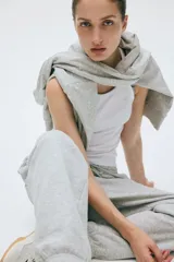 Pantalón deportivo de tiro alto en felpa suave, color gris melange, con cordón ajustable en la cintura y elásticos revestidos en la cintura y los tobillos.