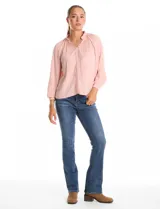 Blusa de gasa con plisado soleil, cuello a la base fruncido con escote en V regulable mediante lazos, y mangas largas abullonadas con puños sastreros.