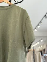 Remerón de corte oversize en tejido rústico con efecto gastado, cuello redondo y mangas cortas.
