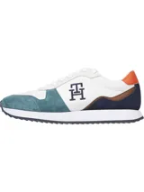 Camisa de vestir celeste de corte slim fit, con cuello italiano y cierre frontal con botones.