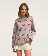 Buzo de cuello alto en tejido jacquard con estampado de cerezas, de manga larga y puños acanalados.