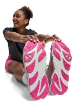 Championes Under Armour modelo W HB Runner 2, de color beige con detalles en fucsia, diseño con suela chunky y capellada de malla transpirable.
