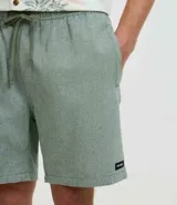 Bermuda masculina color verde con cintura elastizada ajustable con lazo, bolsillos laterales y traseros, y etiqueta de goma en el ruedo. Confeccionada en poliéster.