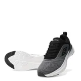 Championes deportivos Umbro modelo Lyro, con capellada de tejido técnico en combinación de colores negro y gris. Presenta el logo de la marca en el lateral, cierre con cordones y suela de goma blanca con refuerzo negro en la puntera.