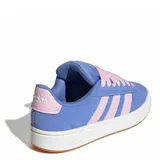 Championes Adidas Grand Court Alpha de estilo urbano, confeccionados en cuero sintético de color azul con las icónicas tres tiras laterales en tono rosado. Presentan cordones anchos en color rosado, suela de goma blanca y una mediasuela Cloudfoam para mayor amortiguación.