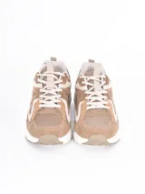 Zapatillas deportivas de estilo urbano, color blanco con detalles en plateado, confeccionadas en malla y material sintético, con suela de goma.