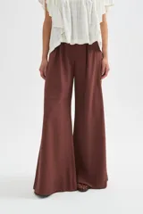 Pantalón ancho de viscosa color negro, con tiro alto y pinzas en la cintura.