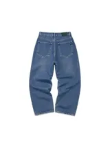 Jean de corte baggy con diseño de rayas verticales finas en denim azul, tiro alto y bolsillos laterales.