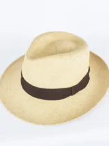 Sombrero de paja estilo Panamá con cinta marrón oscura en la base de la copa.