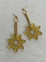 Aros colgantes con cadena plateada y dije en forma de estrella de siete puntas color fucsia con glitter.