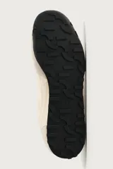 Zapatilla de cordones fabricada en piel con acabado serraje y combinación de piezas de tejido, con suela dentada en contraste de color y pespuntes decorativos.