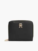 Billetera Tommy Hilfiger negra con cierre de cremallera y logo TH dorado en el frente.
