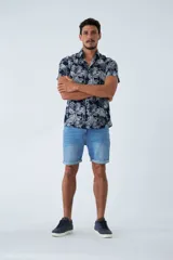Camisa de manga corta con estampado botánico de hojas en tonos azul y blanco. Presenta cuello clásico, cierre frontal abotonado y corte slim.