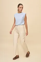 Pantalón wide leg de tiro alto color blanco, con diseño de cinco bolsillos y corte amplio.