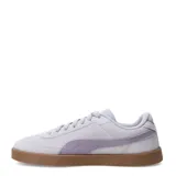 Championes urbanos Puma modelo Club II Era Suede, confeccionados en gamuza color lila con detalles en violeta y suela de goma color caramelo.