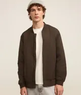 Campera bomber para hombre de color marrón, con cierre frontal de cremallera, cuello, puños y dobladillo en rib elástico.