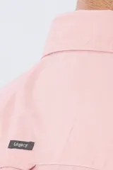 Camisa celeste de manga larga confeccionada en algodón, con cuello camisero, cierre frontal de botones, bolsillo en el pecho y diseño de cuadros sutiles.