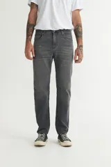 Pantalón jean gris oscuro, de corte recto y tiro medio.